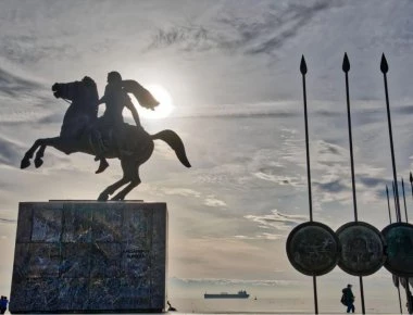 Επεισόδια μεταξύ αναρχικών και πατριωτών στη Θεσσαλονίκη- Παρέμβαση των ΜΑΤ (βίντεο)
